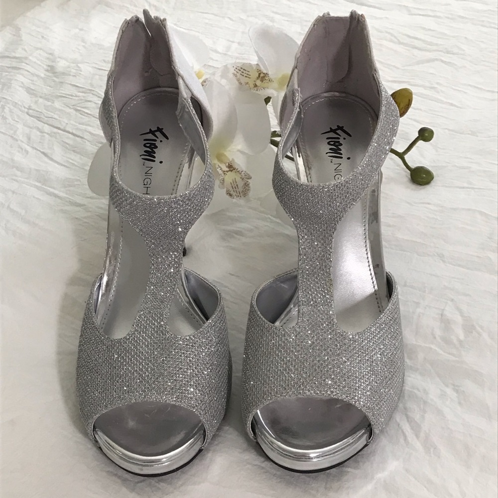 FIONI NIGHT 4 inch high heels, silver, size 7.5, single use. - Picture 3 of 9